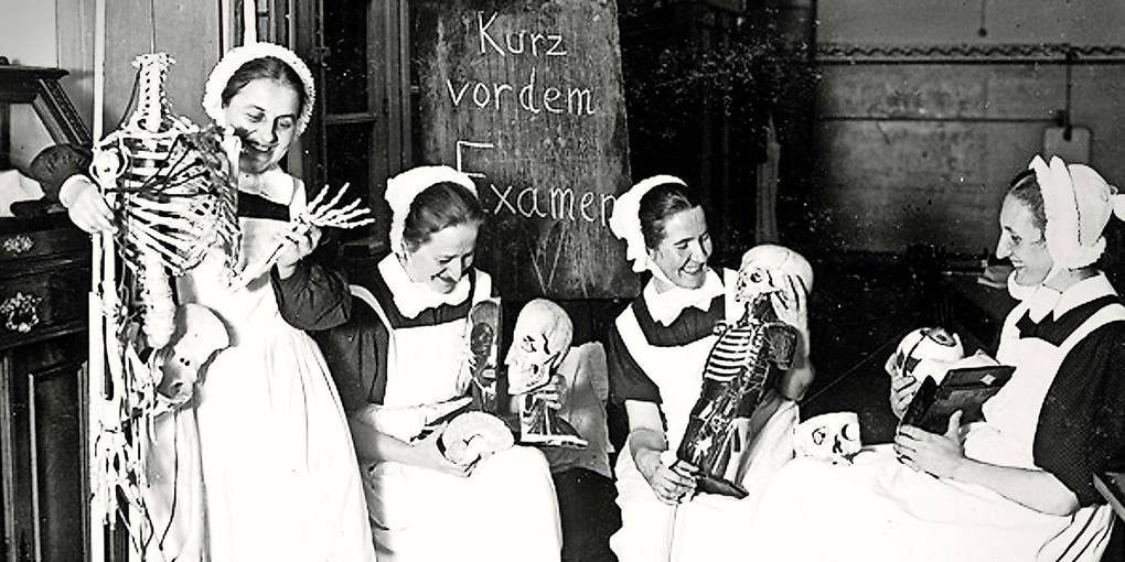 Diakonissen mit Skeletten in den Händen