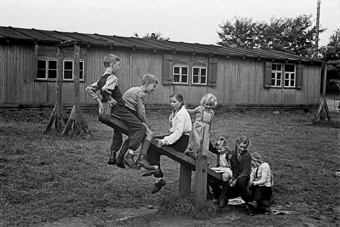 Kinder sitzen auf einer Wippe