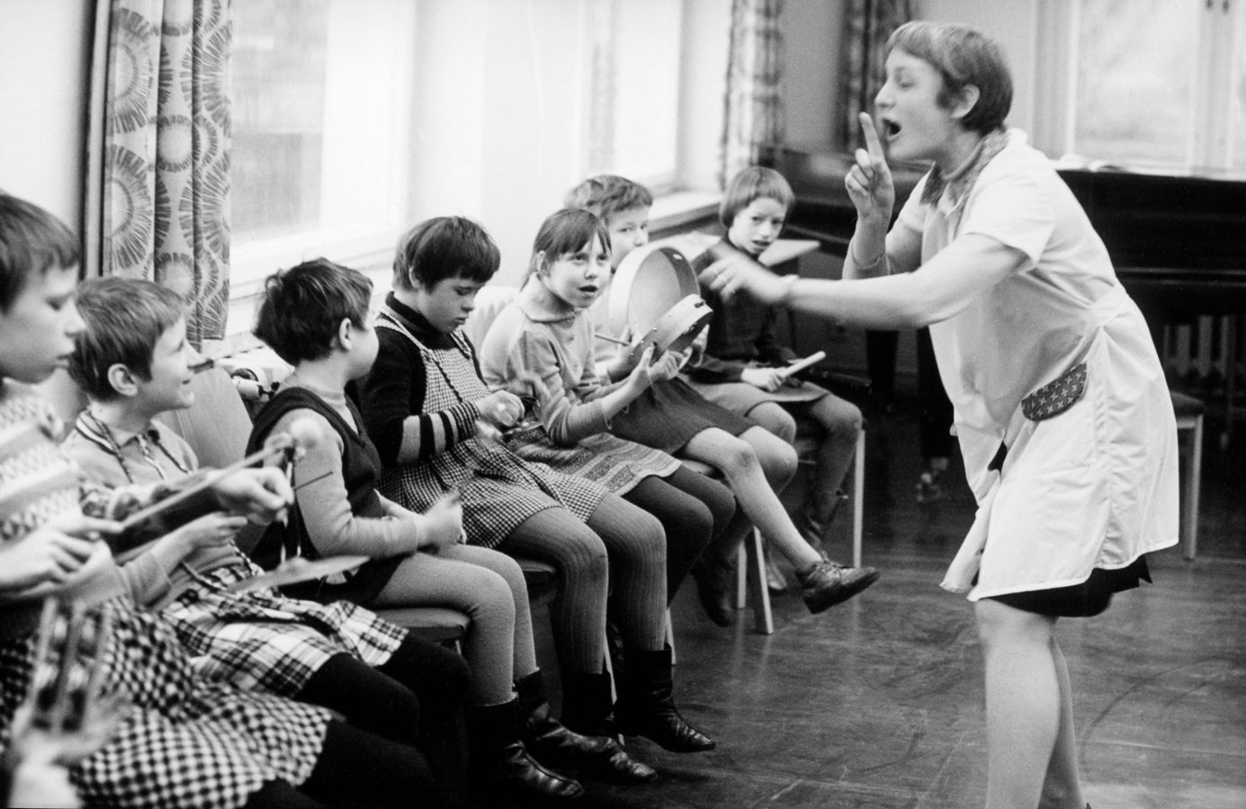 Kinder und Therapeutin bei Musiktherapie