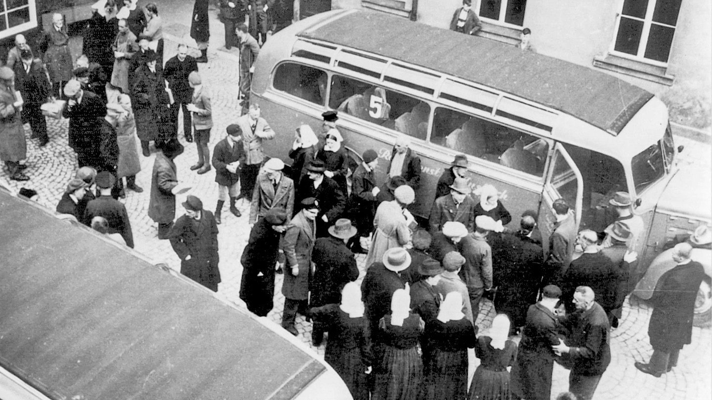 Menschenmenge steht vor Bussen