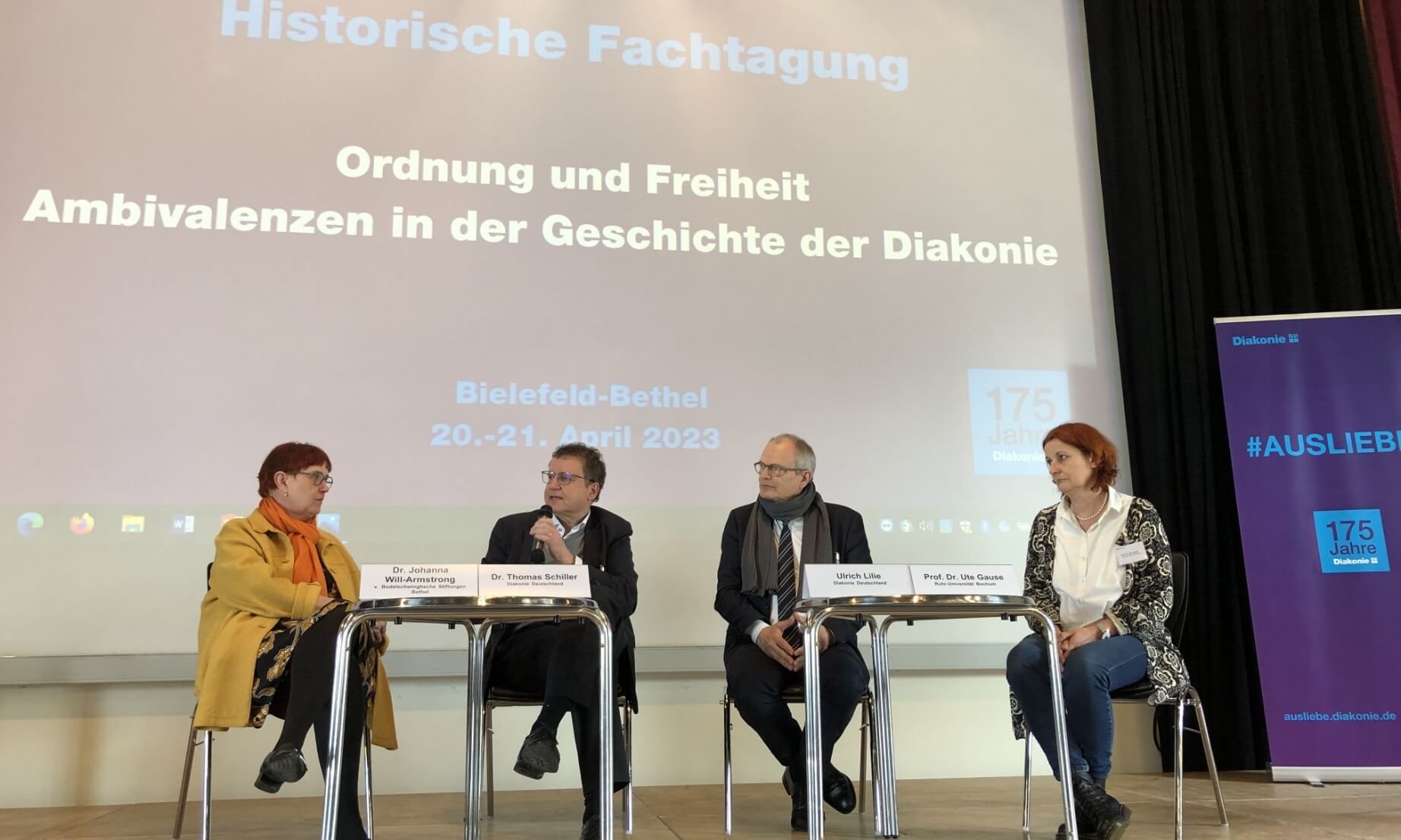 https://archiv-ausliebe.glow-berlin.net/wp-content/uploads/2023/11/historische-fachtagung-podium.jpg